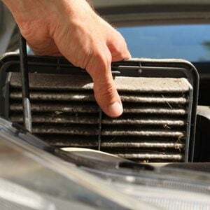 Cómo limpiar el filtro de aire de un automóvil