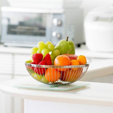 Cesta de frutas en cocina luminosa; Shutterstock ID 1047379687; Trabajo (TFH, TOH, RD, BNB, CWM, CM): TOH