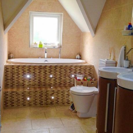 8 čiernobielych nápadov na dekoráciu kúpeľne Vyvážená čiernobiela kúpeľňa Courtsey @loves Leeds Homes Instagram Ft