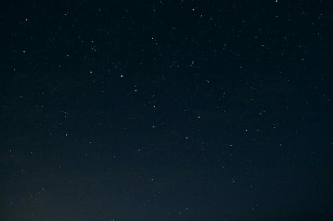 Melnās nakts debesis ar daudzām zvaigznēm ar Lielo lāci
