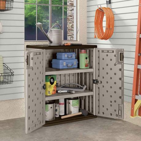 armario de garaje con estantes