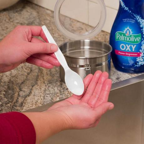 zahăr în săpun de vase pentru a curăța mâinile grase