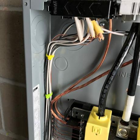 Corde legate con zip all'interno di una scatola elettrica | Suggerimenti per i professionisti della costruzione