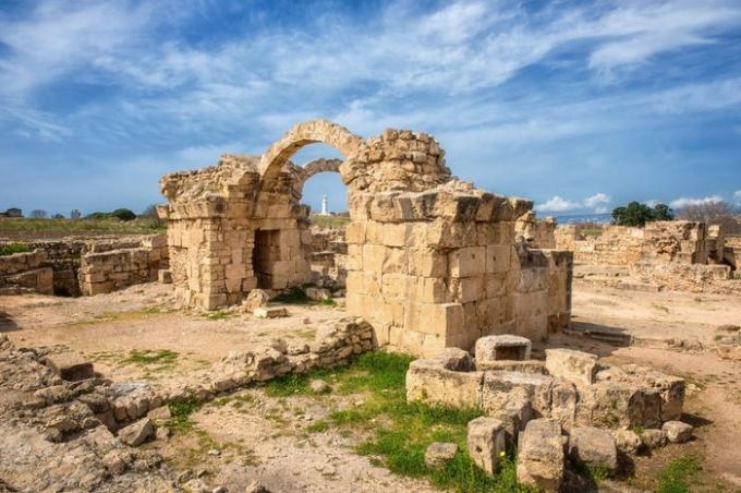 Saranta Kolones jeb četrdesmit kolonnu pils, izpostīts viduslaiku cietoksnis Pafosas arheoloģiskajā parkā (Kato Pafos), Pafosas osta, Kipra. Ainaviska ainava ar senās arhitektūras drupām un zilām debesīm