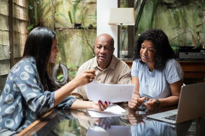 Realitný agent alebo finančný poradca robí stretnutie so zákazníkmi doma