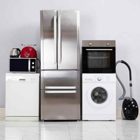 Close-up-van-Home-Electronic-Appliances-On-Floor-Tegen-Grijze-Muur-In-Nieuw-Huis