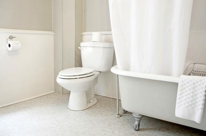 Baderomsinnredning med toalett og badekar