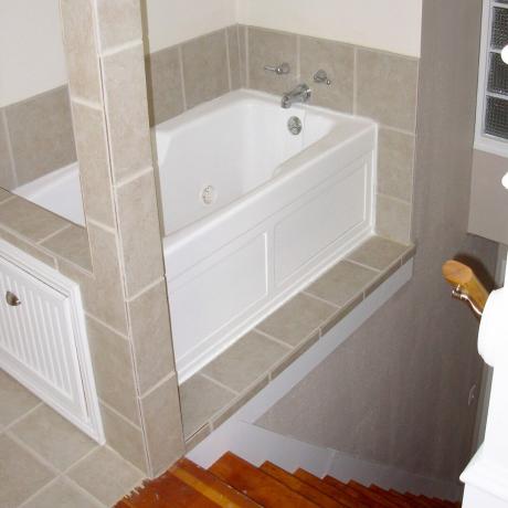 Slecht ontworpen badkuip boven trap | Bouw Pro-tips