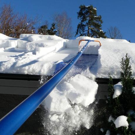 Odstraňování sněhu ze střech