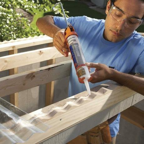 construir un cobertizo de almacenamiento al aire libre: agregar paneles de techo