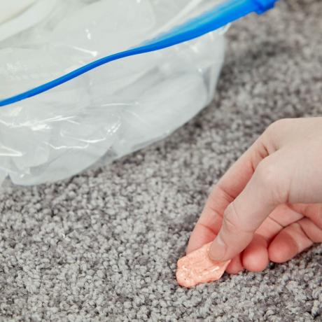 Rimuovere la gomma dal tappeto con la punta del ghiaccio