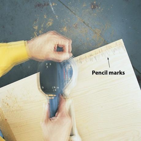 鉛筆の跡を削る
