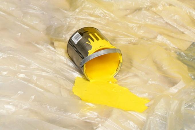 Cubo de pintura amarilla derramada