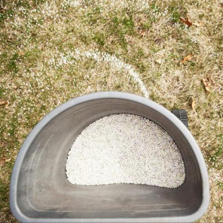 Rozmetadlo nanášení hnojiva na trávu