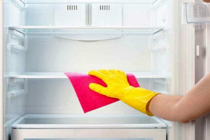 Rengjøring av hyller inne i kjøleskap.
