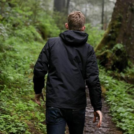 Човек са јакном у шуми преко Гетти Мицхелле Тхомас