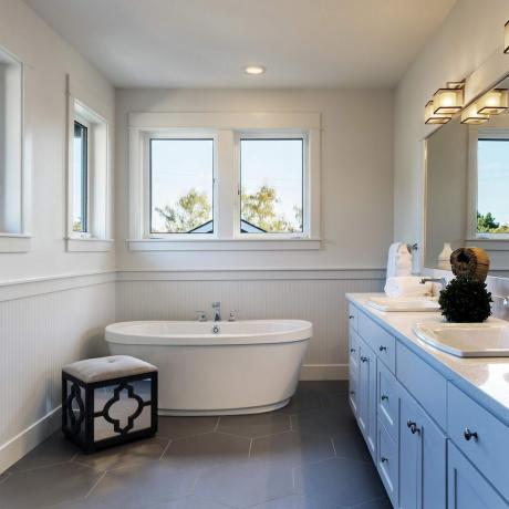 kylpylä, kuten kylpyamme ja lavuaarit modernissa remontoidussa kylpyhuoneessa