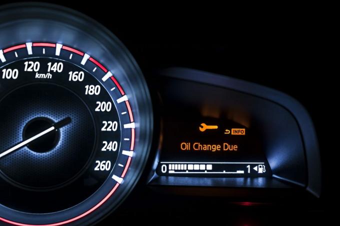 Velocímetro do carro com visor de informações - Informações sobre troca de óleo devido