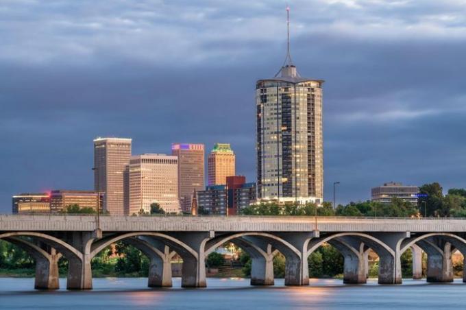 Tulsa, Oklahoma, USA belvárosi látkép az Arkansas folyón alkonyatkor.