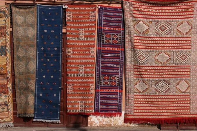Marruecos Marrakech coloridas alfombras bereberes para la venta colgando en la plaza Jemaa El Fna