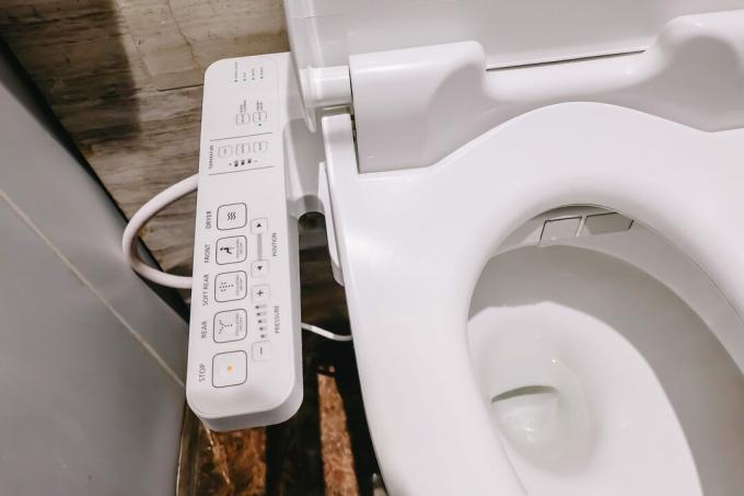 Moderna augsto tehnoloģiju tualete ar elektronisko bidē Taizemē. japāņu stila tualetes pods, augsto tehnoloģiju sanitārtehnika.