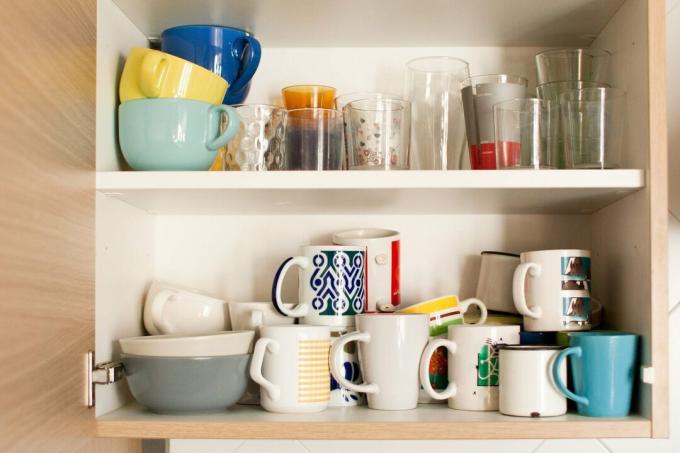 mueble de cocina con tazas y vasos