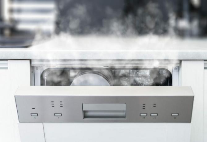 Åpne oppvaskmaskinen med damp og rengjør oppvasken etter vask