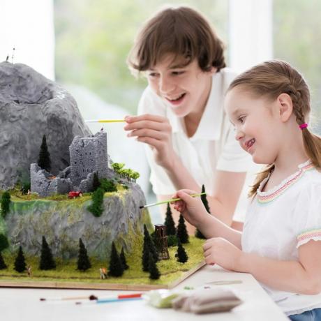 dfh17sep016_626606723 schiuma spray progetto artistico per bambini in miniatura montagna medievale