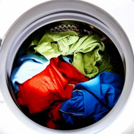 shutterstock_95680816 bucato lavaggio colori brillanti lavanderia hack