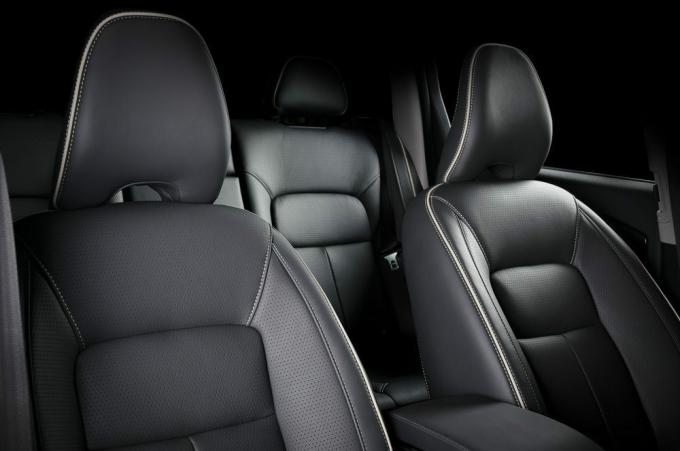 Coche de lujo en el interior. Interior de coche moderno de prestigio. Asientos de cuero cómodos. Cabina de cuero perforado negro.