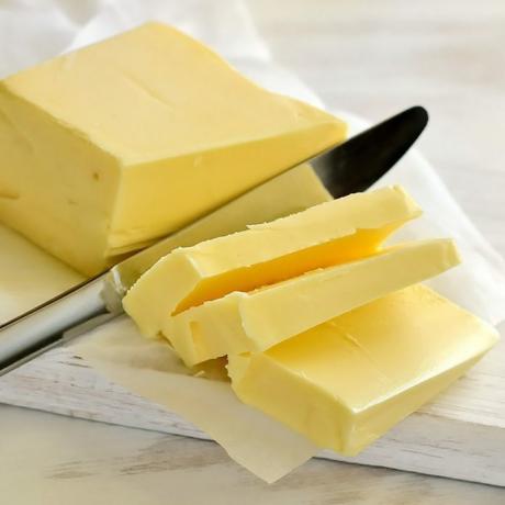 cuchillo rebanar mantequilla en una pizarra blanca