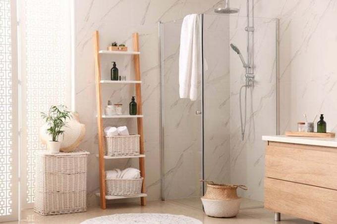 Interno del bagno moderno con scaletta decorativa e box doccia