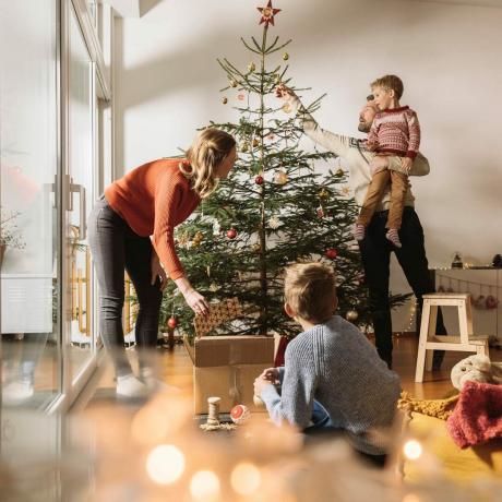 عائلة تزيين شجرة عيد الميلاد
