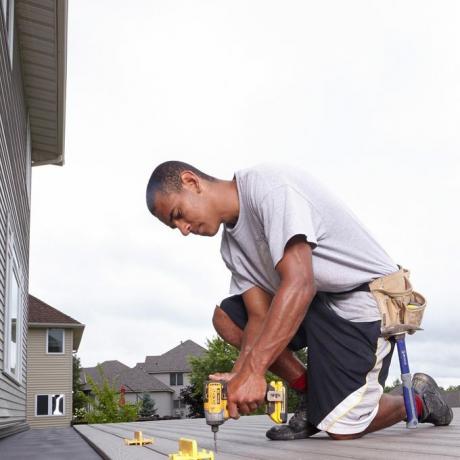 Mann som installerer terrassebord | Construction Pro Tips