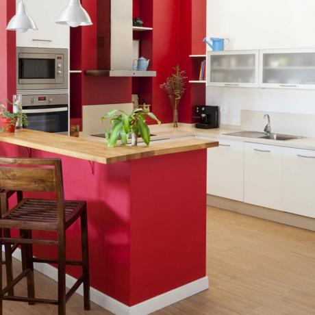 odvážne červené farby kuchynských skriniek