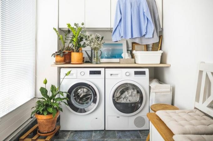 ny tvättmaskin och torktumlare i en hemtvättstuga