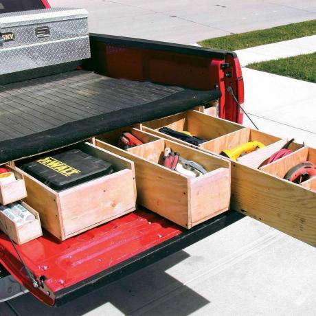 Aprire il cassetto degli attrezzi per il pianale del camion