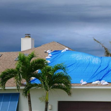 Zaščita strehe hiše med nevihto