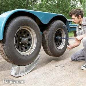 Changer un pneu: deux vérins facilitent la tâche