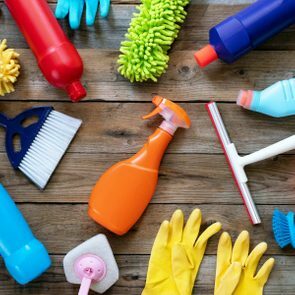 rengöringsverktyg sprayflaska handskar Hus rengöringsprodukt på träbord