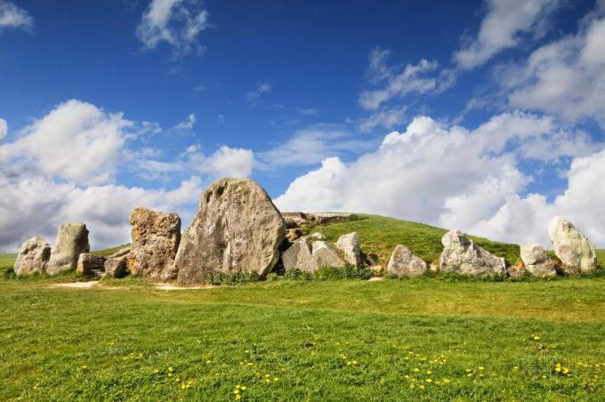 West Kennet Long Barrow är en del av Avebury Neolithic -komplexet i Wiltshire, England. Det är en av de största och mest imponerande begravningsplatserna i Storbritannien och är mycket besökt. 