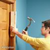 כיצד לתקן דלת משקשקת (DIY)