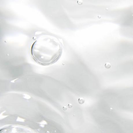 gotas de agua sobre fondo blanco