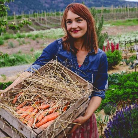 rootcellar_10 сільське господарство свіжа морква жінка -фермер
