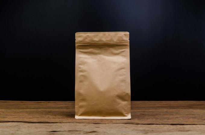 Brun kraftpapirpose, kaffepose i aluminiumsfolie