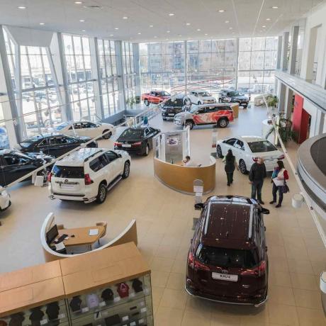 Autos en la sala de exposición del concesionario Toyota