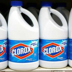 flessen Clorox op een plank in een supermarkt