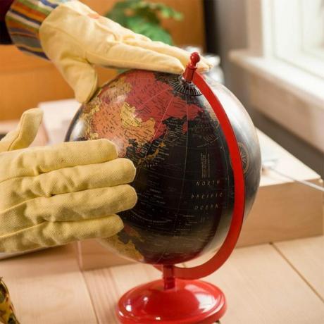 use guantes de jardín para quitar el polvo de los artículos pequeños