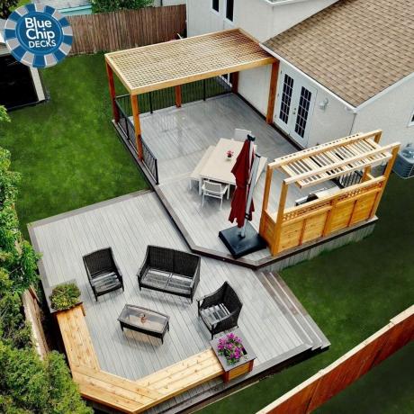 Terrasse à plusieurs niveaux avec des accents de cèdre Courtesy @bluechipdecks Via Instagram