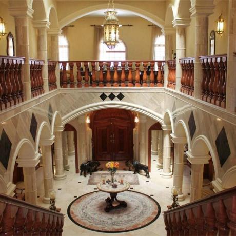 bogata vstopna pot v čilski dvorec